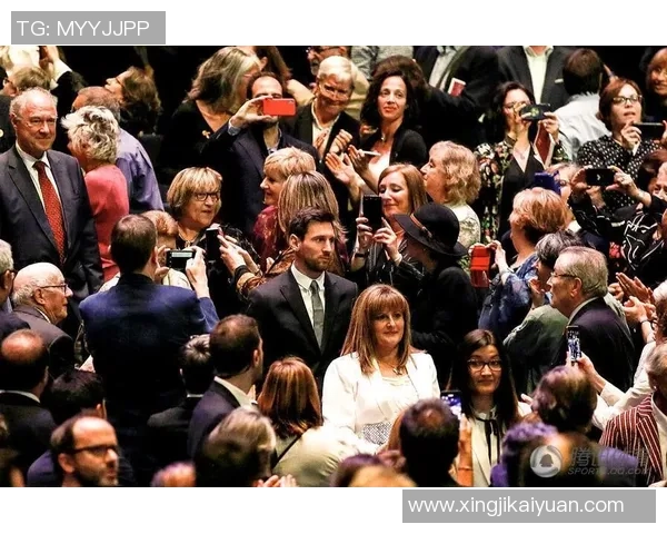 足球球星微笑背后的故事与荣耀展现球场魅力与人性光辉